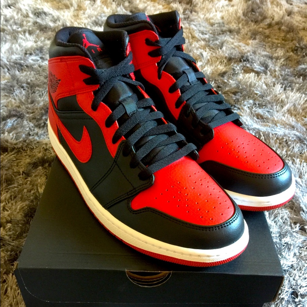 Air Jordan 1 Mid - Picture 1 of 3